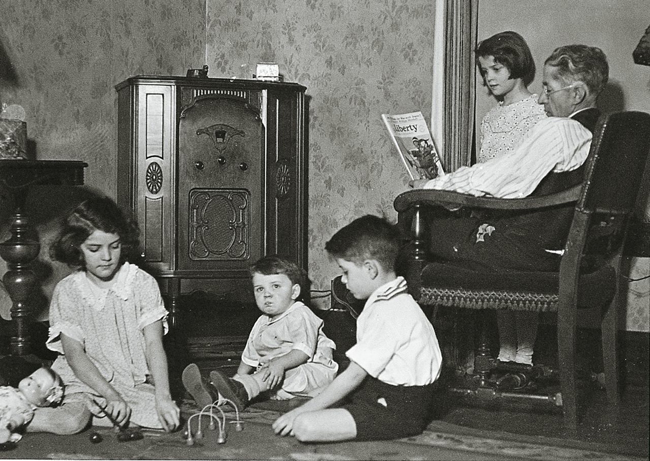 Una famiglia raccolta intorno alla radio