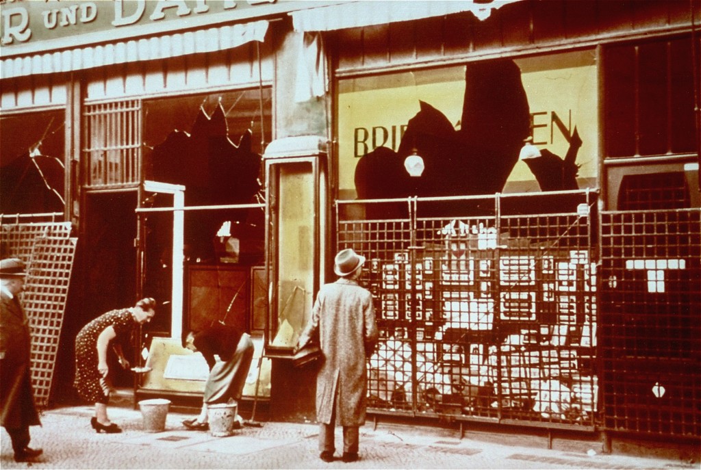 Le vetrine delle attività ebree distrutte durante la Kristallnacht