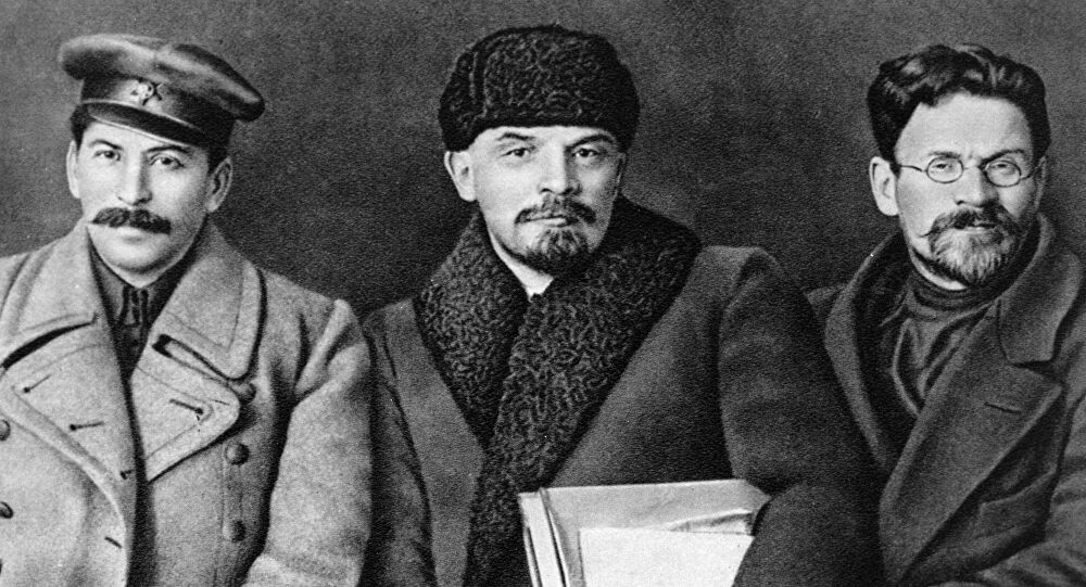 Da destra verso sinistra: Stalin Lenin e Troskij