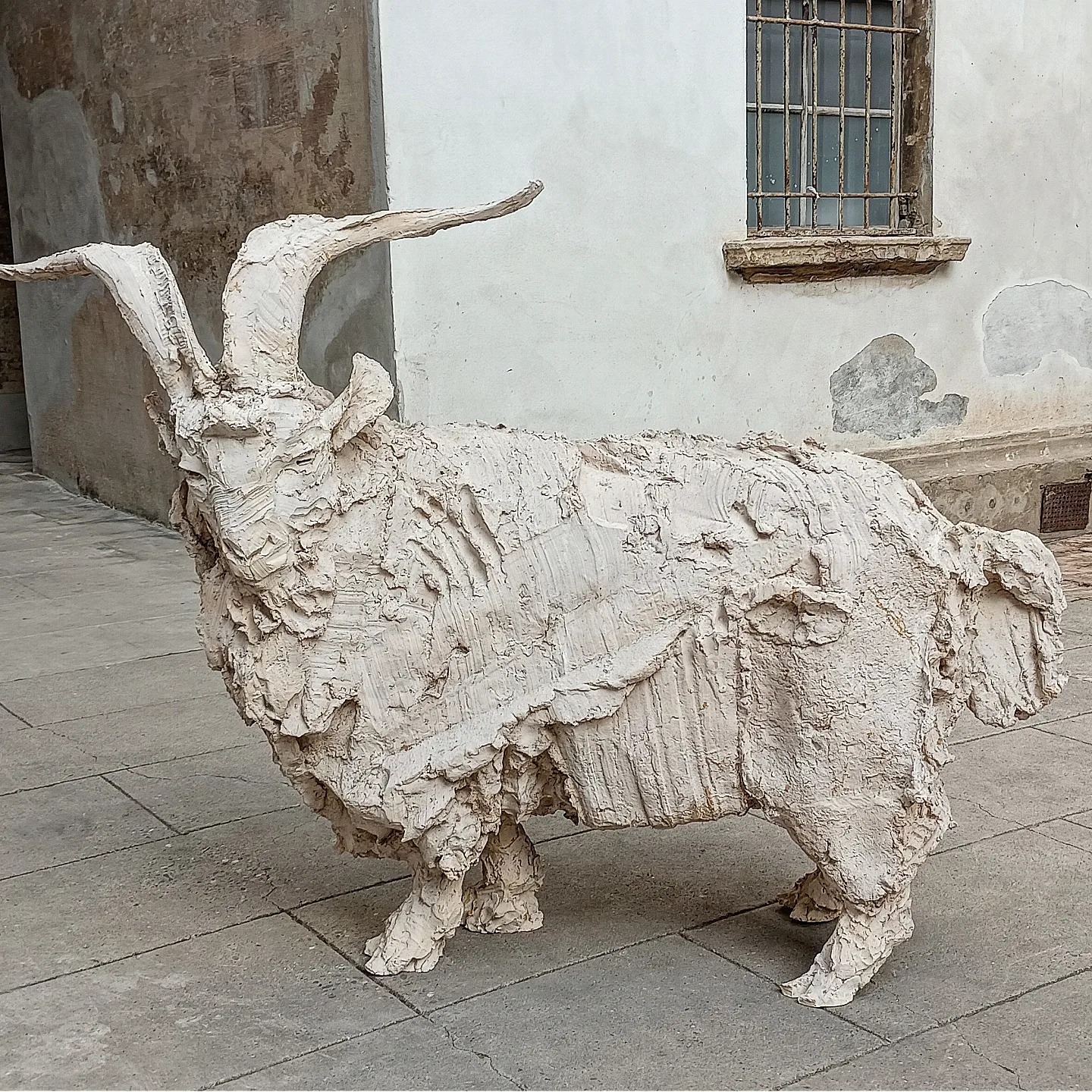 Il caprone dello scultore contemporaneo Davide Rivalta.