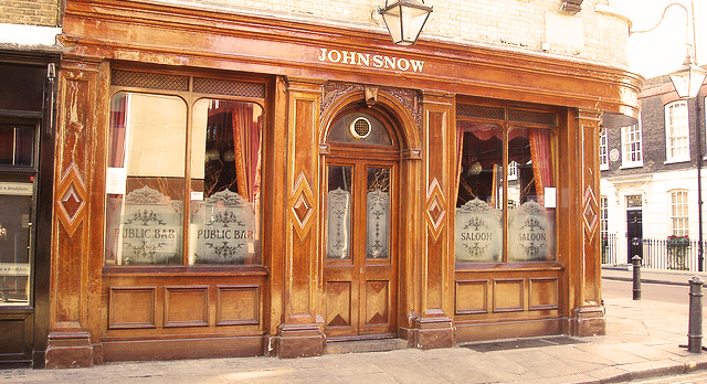 Il pub intitolato a John Snow nei pressi della pompa di Broad Street, Soho, Londra
